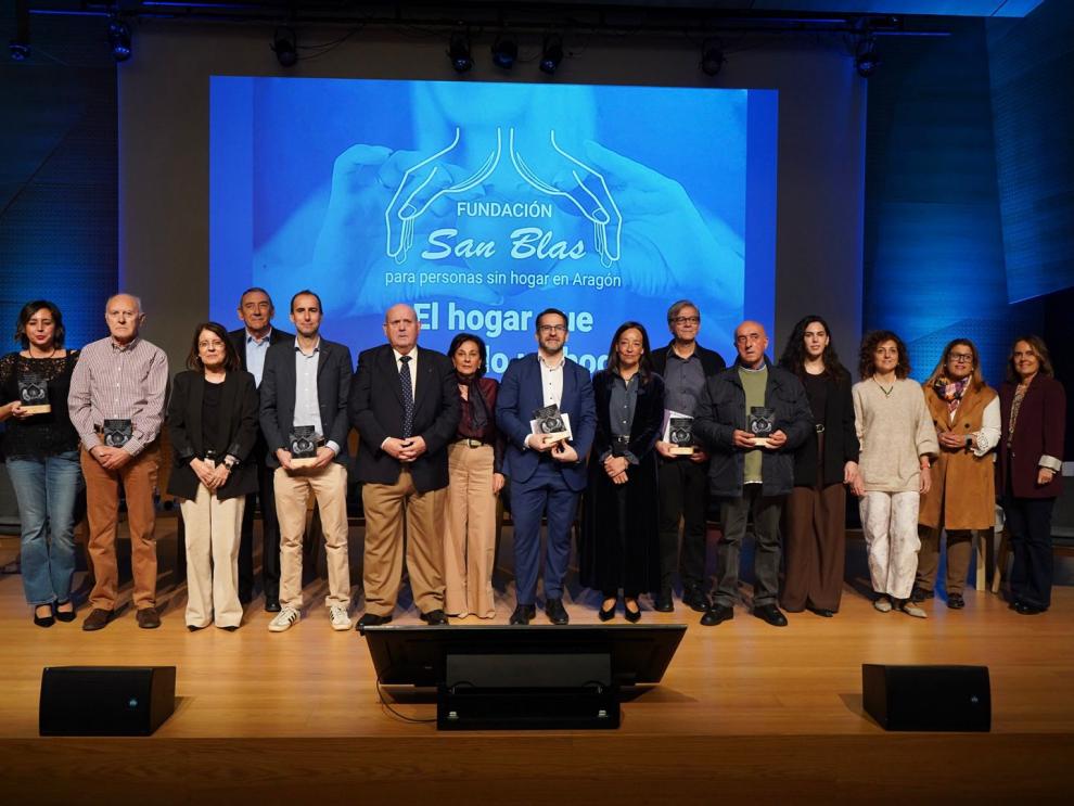 Foto de familia con miembros de la Fundación San Blas, autoridades y premiados