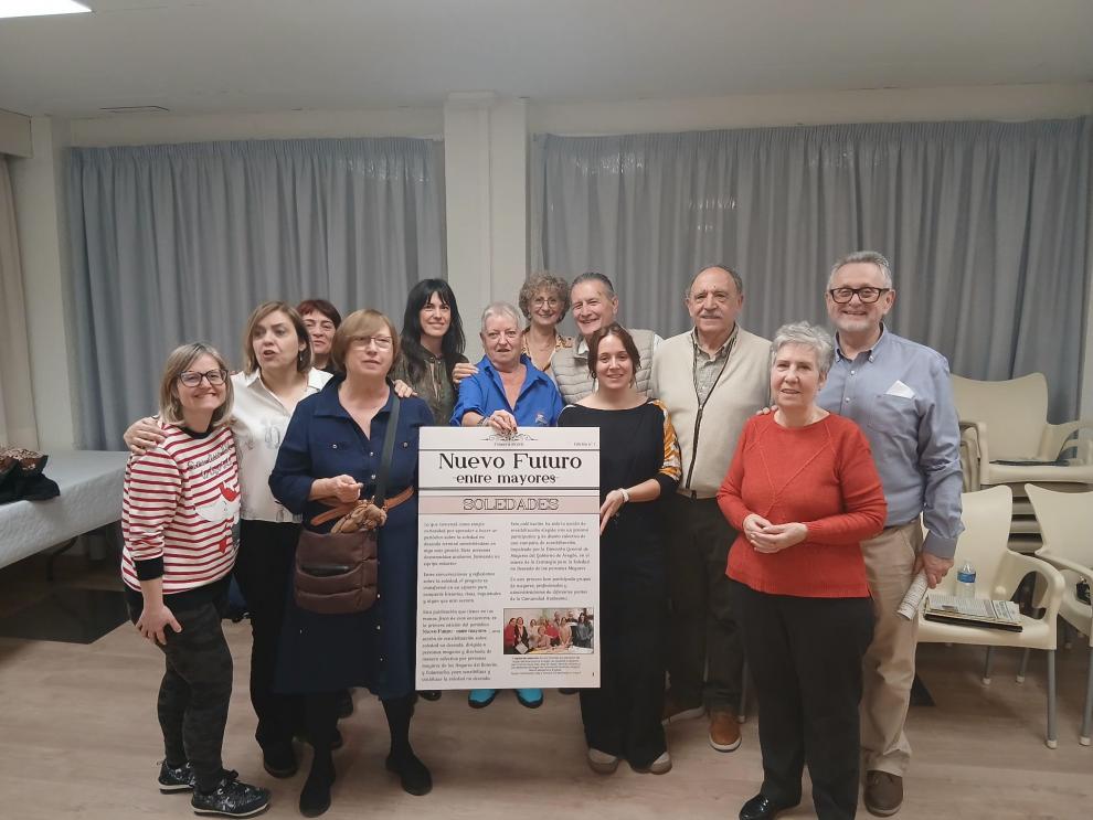 Un momento de la presentación del periódico en el Hogar de Mayores El Boterón de Zaragoza