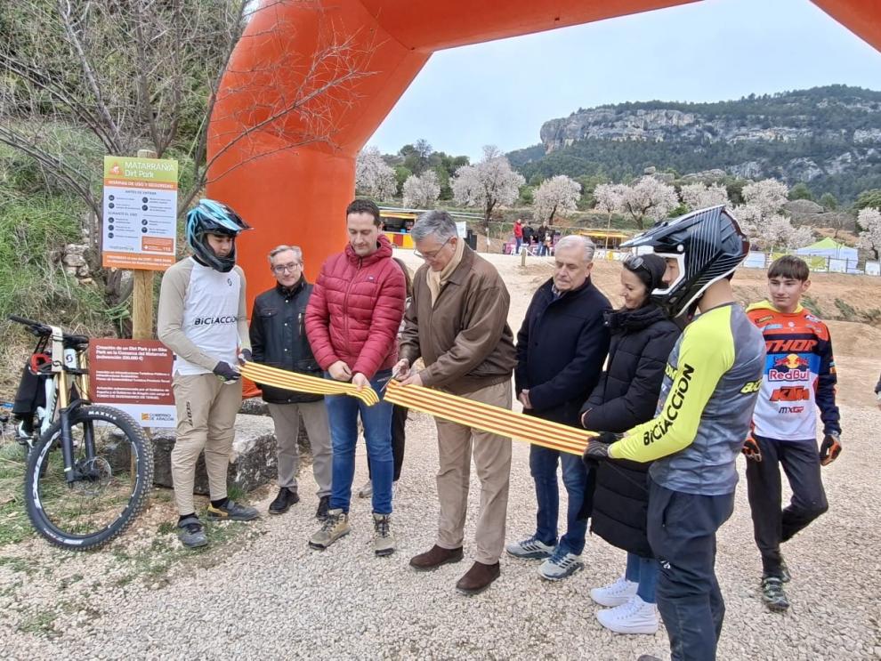 Blasco y Gómez cortan la cinta de inauguración de las nuevas infraestructuras cicloturistas del Matarraña.