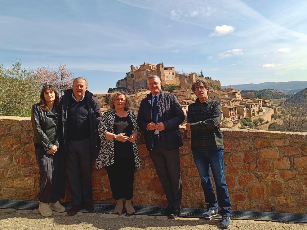 Blasco y Moncada, junto a la alcaldesa del municipio y miembros de la corporación.