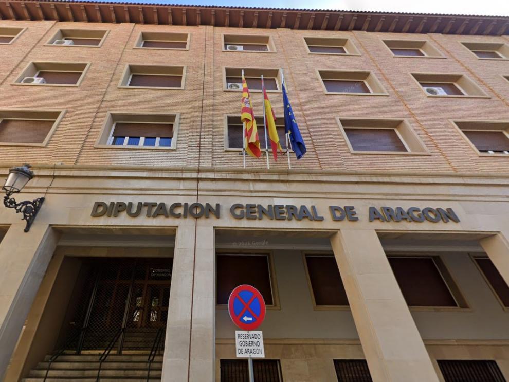 Imagen de la fachada del edificio de oficinas del Gobierno de Aragón en Huesca.