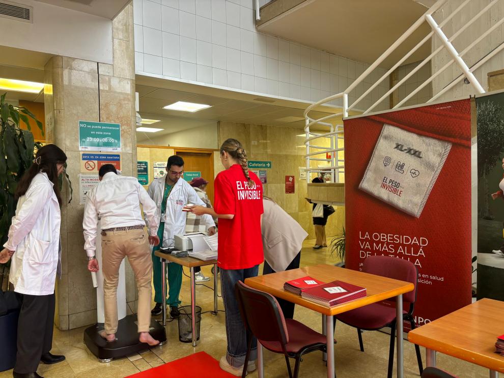Numerosos usuarios se han acercado al puesto instalado en el Servet sobre obesidad