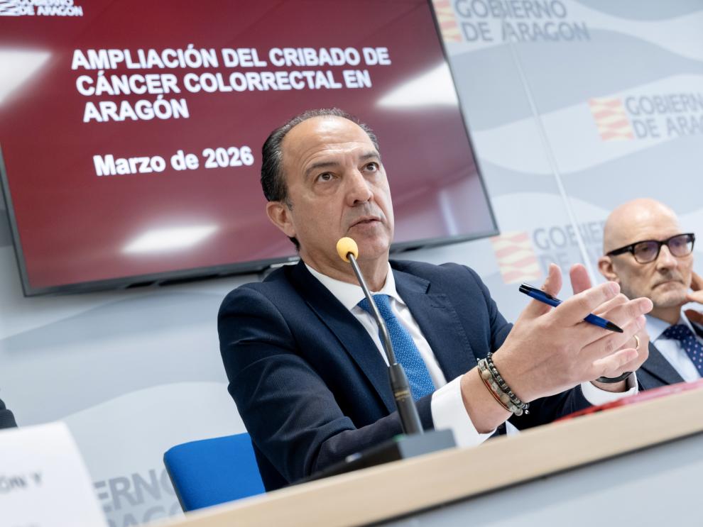 El consejero de Sanidad en funciones, José Luis Bancalero Flores, ha presentado hoy el programa de ampliación del cribado de cáncer de colon. En la imagen, junto con el dr. Ángel Lanas, jefe de servicio de Digestivo del H. Clínico