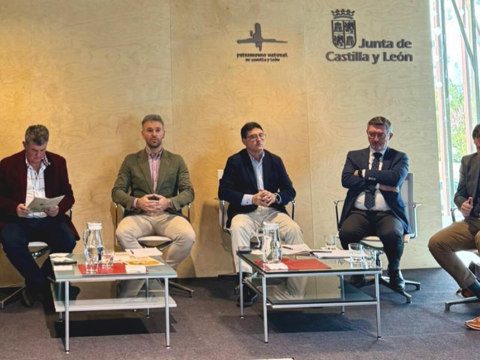 Calvo, el tercero por la izquierda, en la mesa redonda en la que expuesto la posición de Aragón.