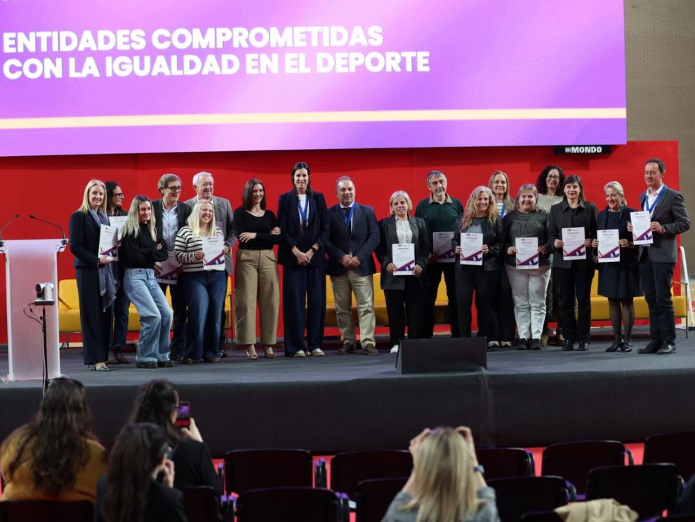 La directora general de Deporte posa con los representantes de las 18 entidades reconocidas.