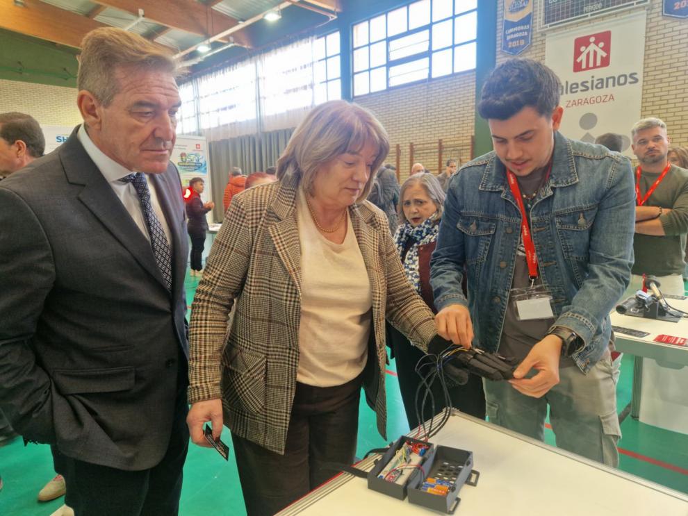 La consejera y el director general de Planificación, Centros y FP han visitado la feria con los proyectos finalistas.