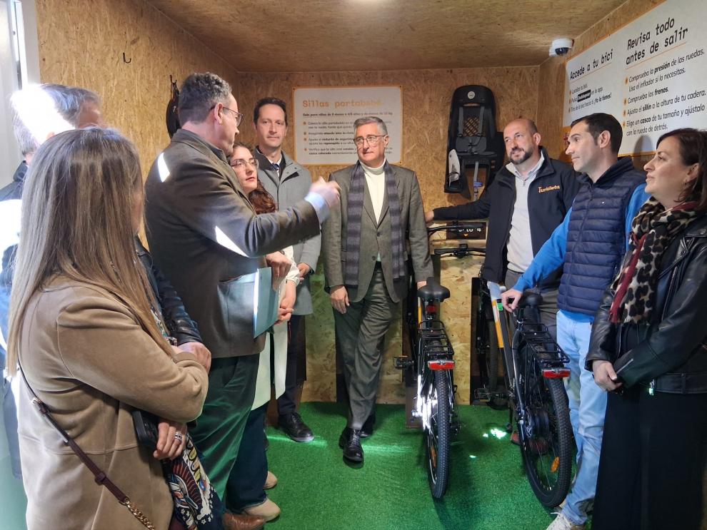 Blasco, en el centro, junto a otros representantes institucionales en el acto de inauguración de la red cicloturista.