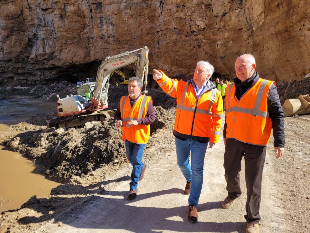 Octavio López y Miguel Ángel Arminio han supervisado las obras para reabrir la carretera.