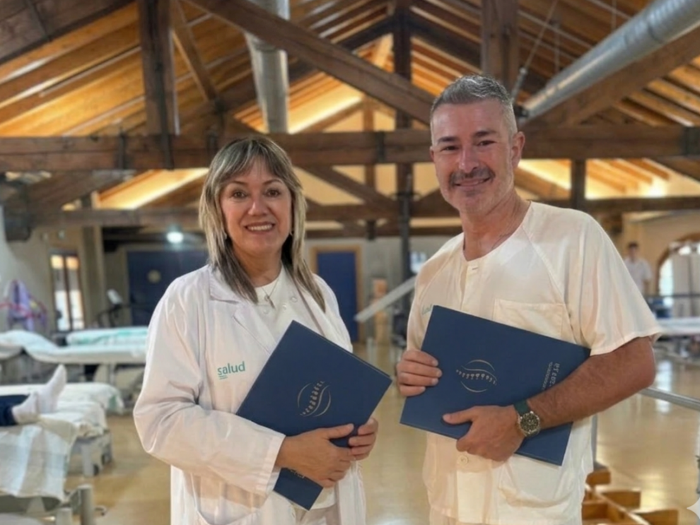 Amparo Santamaría, médica rehabilitadora, y Gorka Ortego, fisioterapeuta, responsables del programa de tratamiento del dolor crónico del Hospital Nuestra Señora de Gracia