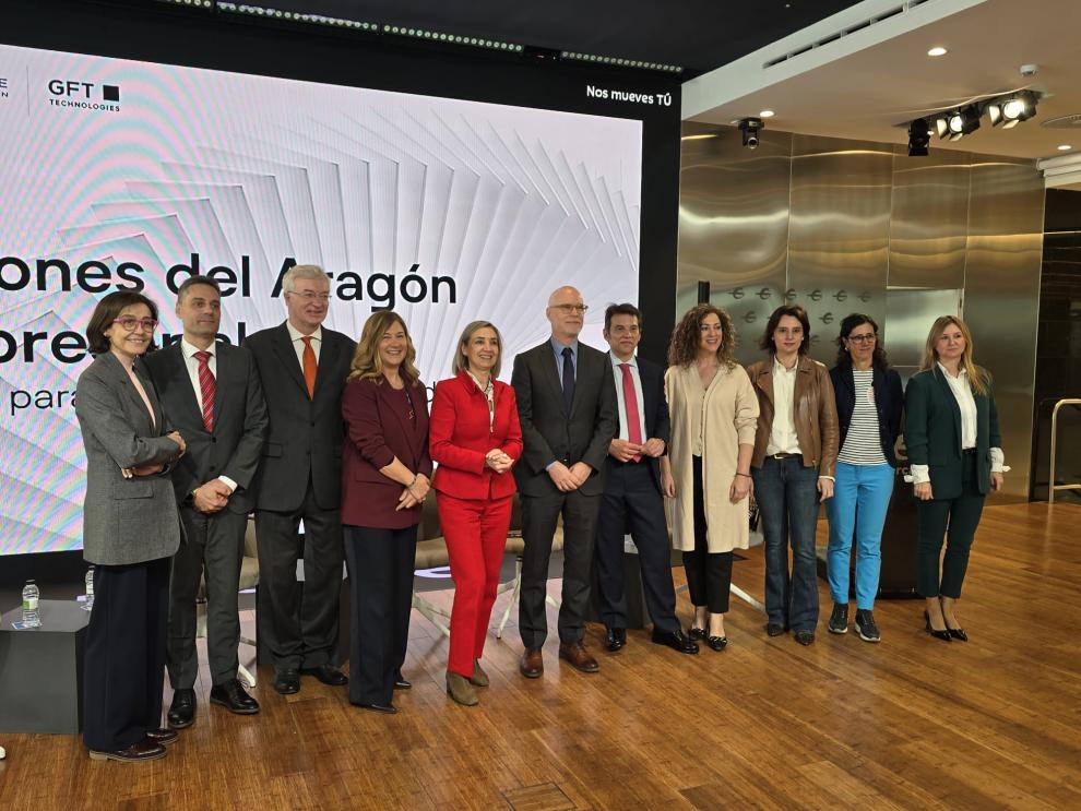 Foto de familia tras el acto en el Espacio Ibercaja Xplora.