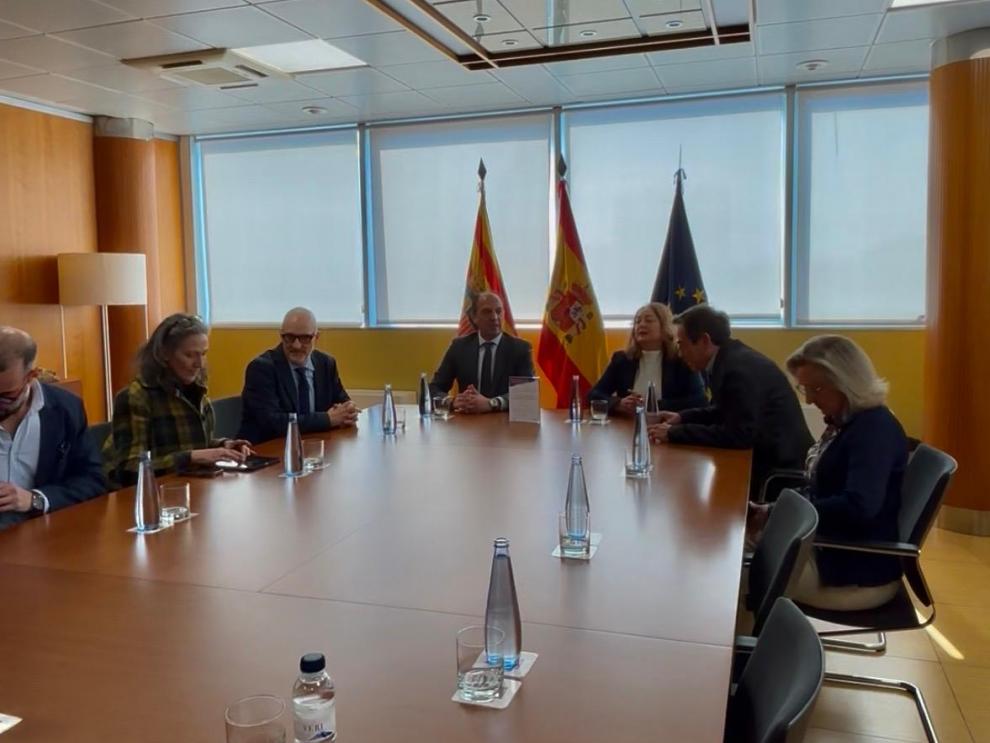 El consejero de Sanidad en funciones, José Luis Bancalero Flores, junto a responsables del Hospital Clínico Universitario Lozano Blesa y de la AEEH, durante la reunión mantenida con motivo del Certificado de Excelencia en hepatitis C.