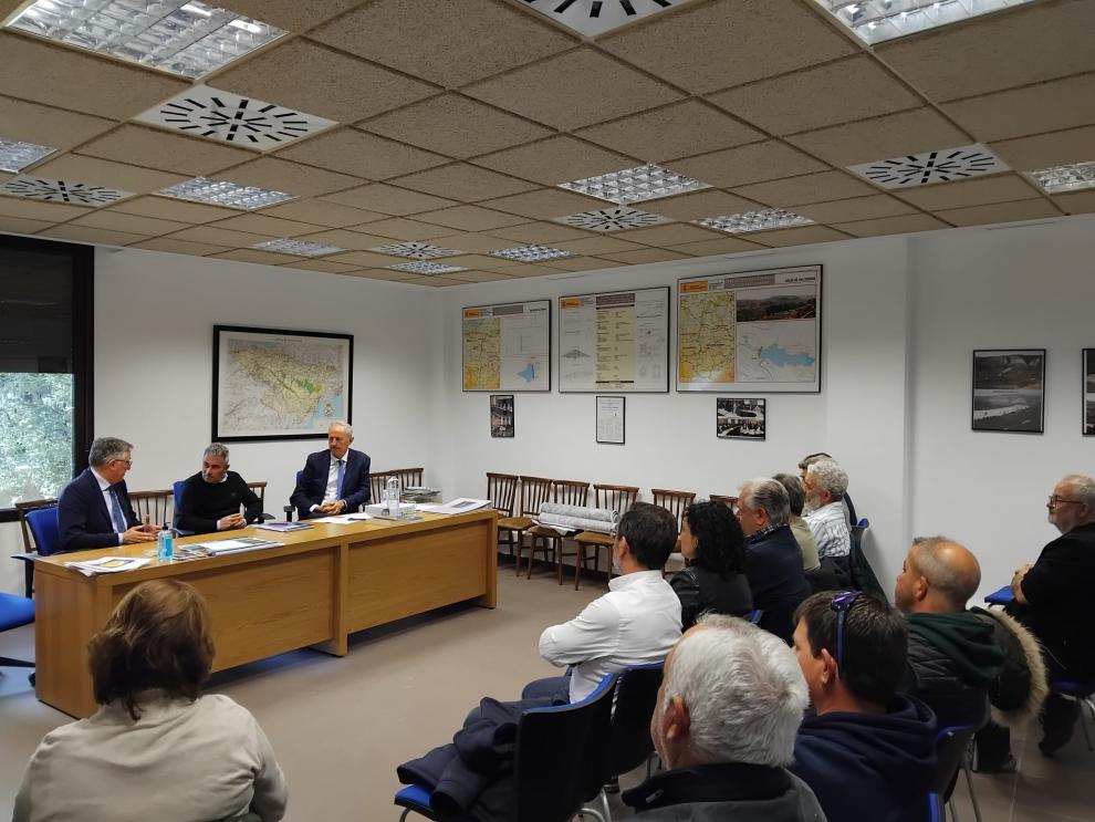 Blasco y Estaún, en la reunión celebrada hoy con los regantes del Matarraña.