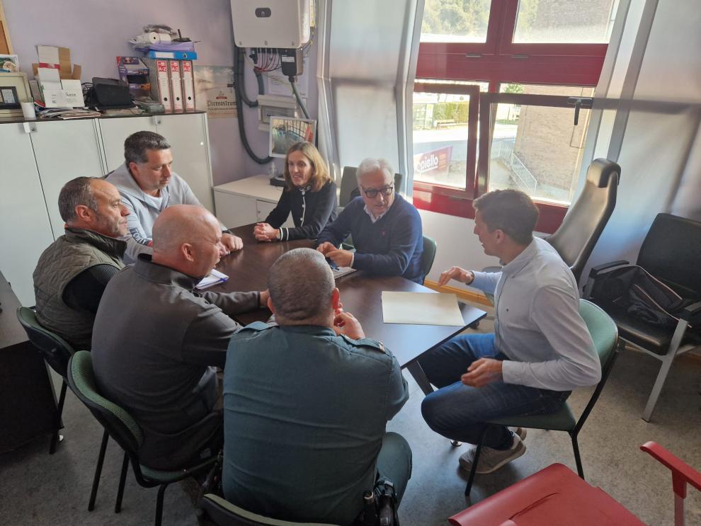 El consejero de Agricultura, Ganadería y Alimentación en funciones Javier Rincón se ha reunido en Boltaña (Huesca) con los dos ganaderos afectados por DNC.