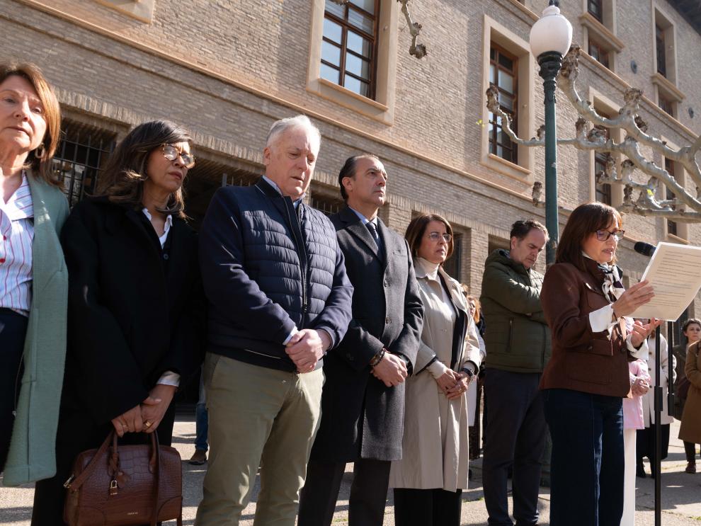 Minuto de silencio en el Edificio Pignatelli, sede del Gobierno de Aragón, en repulsa por el asesinato machista de este sábado en Zaragoza.