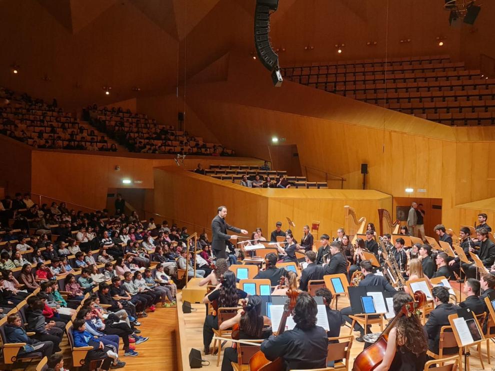 La Sala Mozart ha vuelto a llenarse con alumnos de una veintena de centros para disfrutar del concierto ofrecido por la Banda Sinfónica del CSMA.