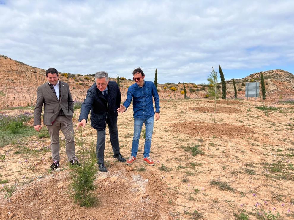 Blasco, junto al gerente del circuito, Jorge Panadés (dcha.) y el alcalde de Alcañiz, Miguel Ángel Estevan.