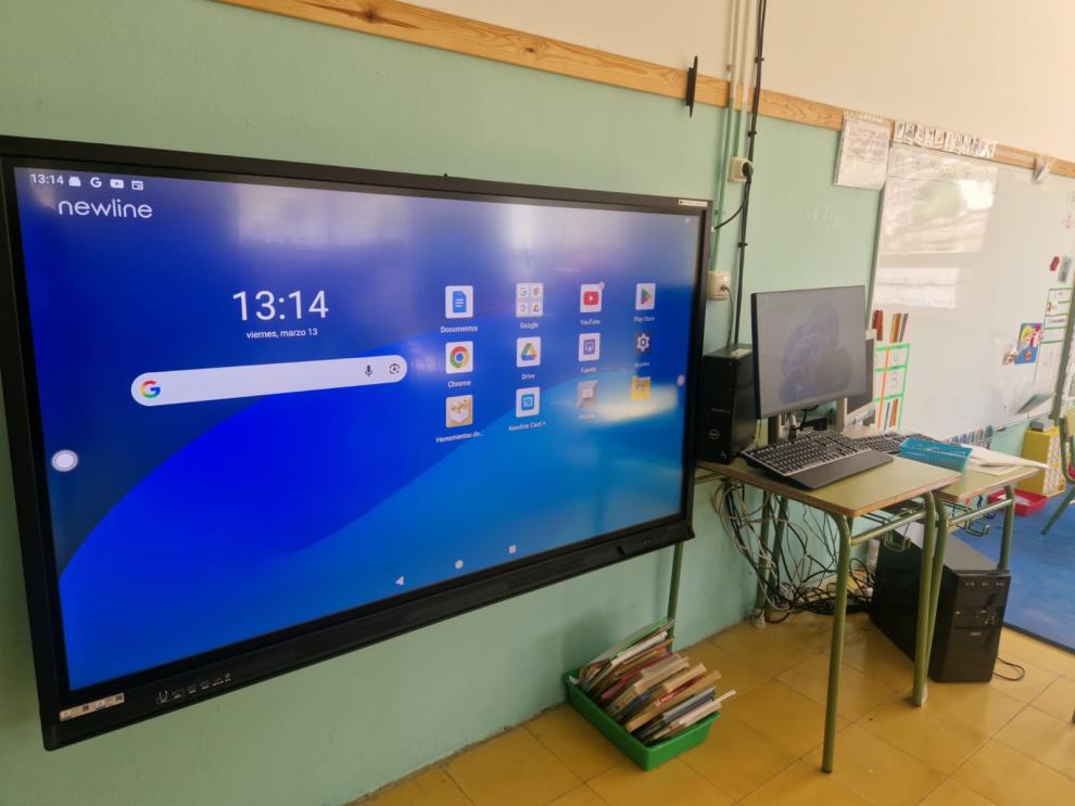 Monitor interactivo instalado en un colegio de la provincia de Huesca.