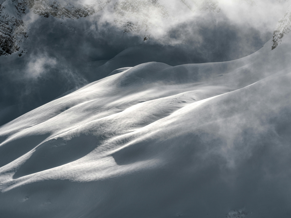 Foto de archivo del Pirineo nevado en el Valle de Tena