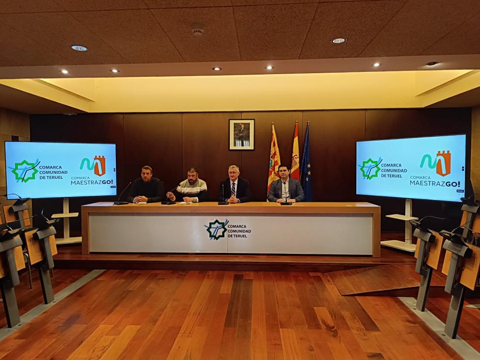 Blasco, junto a los presidentes de las comarcas Comunidad de Teruel y Maestrazgo, entre otros representantes institucionales, en la presentación de la ruta.
