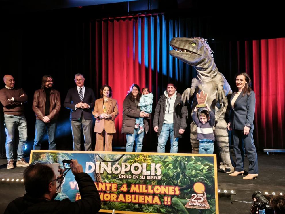 Momento de la recepción del visitante 4 millones a Dinópolis, en la que ha participado el consejero de Medio Ambiente y Turismo y presidente de Dinópolis, Manuel Blasco.