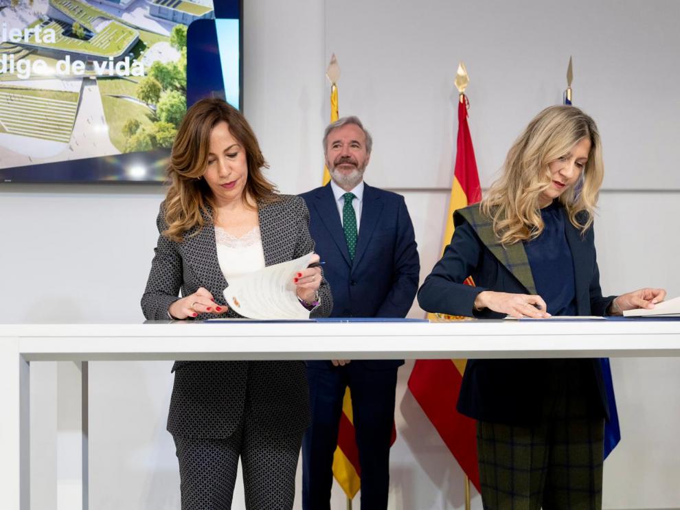 El presidente y la vicepresidenta en funciones, Jorge Azcón y Mar Vaquero, y la alcaldesa de Zaragoza, Natalia Chueca, en la firma del protocolo.