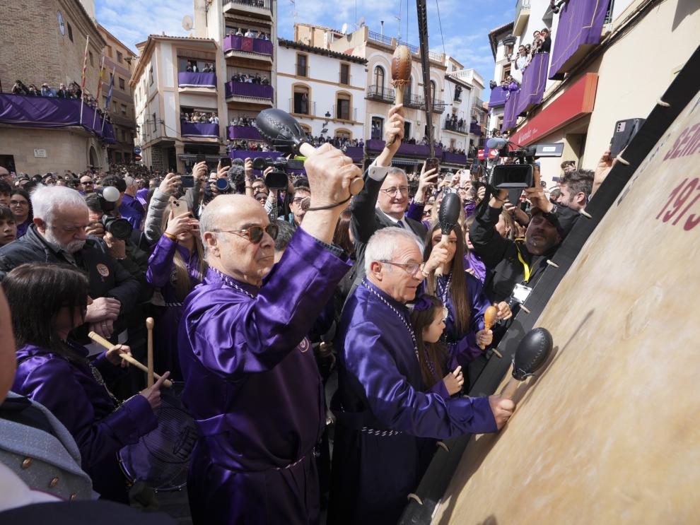 El actor Antonio Resines, rompiendo la hora junto al consejero Blasco.