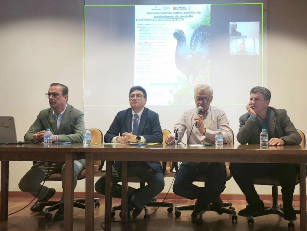 Calvo (segundo por la izquierda), en la inauguración de la jornada sobre las poblaciones de urogallo.