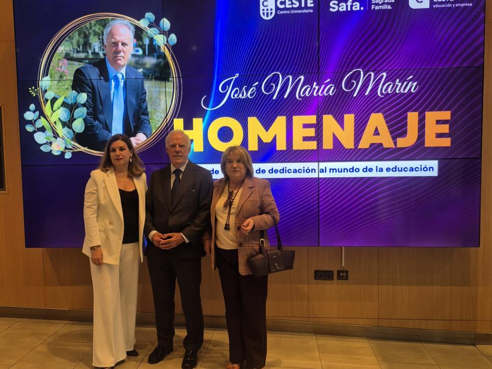 Las consejeras en funciones, Claudia Pérez Forniés y Tomasa Hernández, con el homenajeado, José María Marín, en el acto de reconocimiento a su trayectoria que se ha celebrado esta tarde