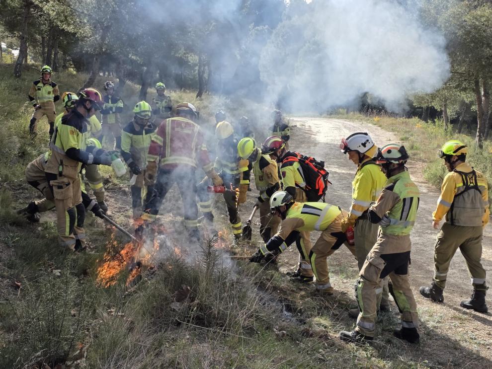 Un momento del simulacro que la Academia Aragonesa de Bomberos ha realizado en La Muela.