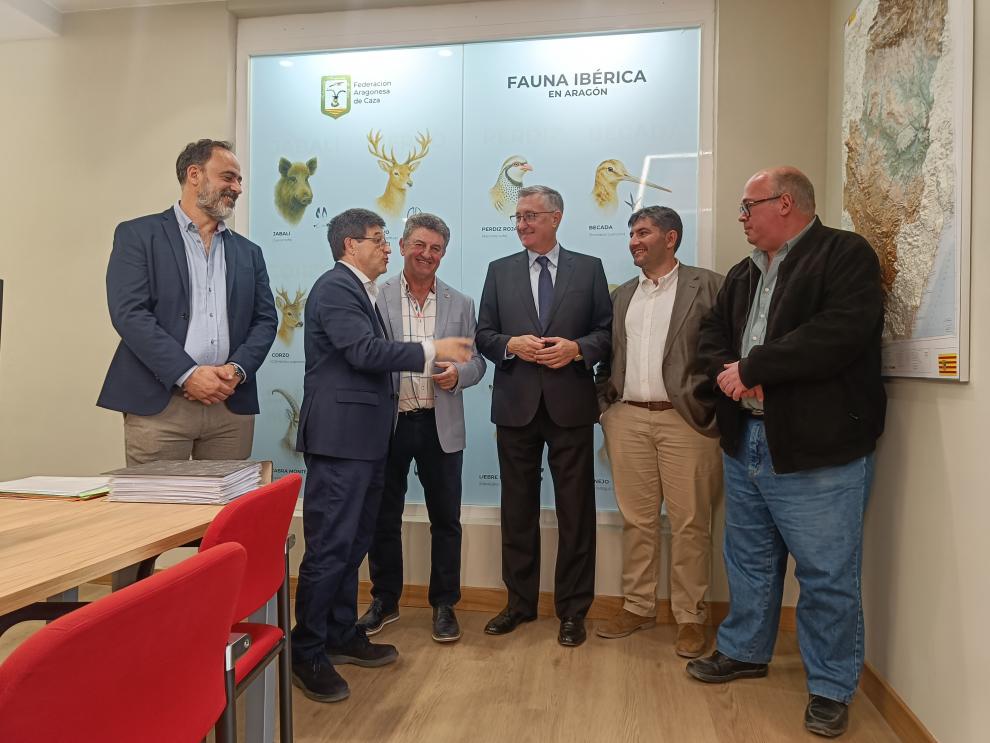 Blasco y Calvo, junto a directivos de la federación en la sede recién remodelada.