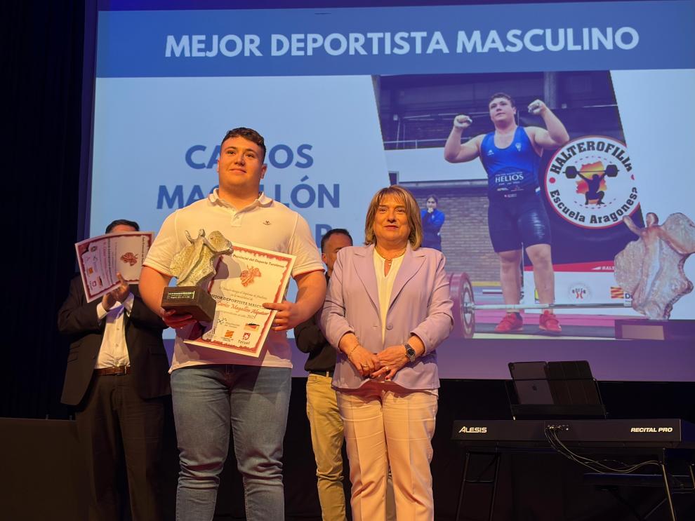 La consejera de Deporte en funciones ha entregado el premio a mejor deportista a Carlos Magallón.