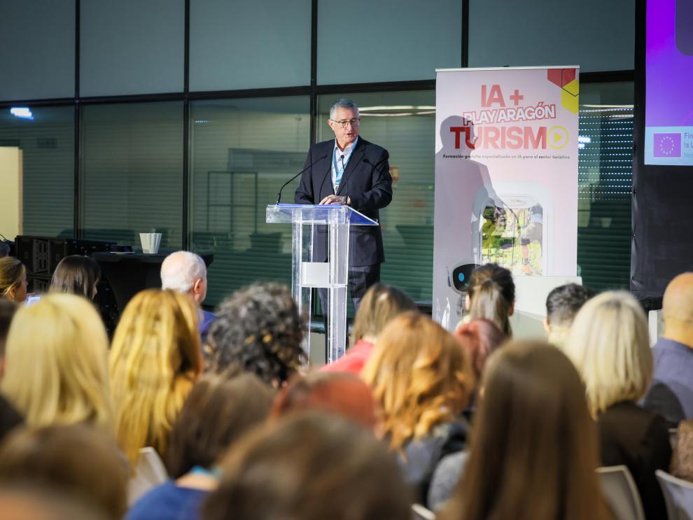 El consejero de Medio Ambiente y Turismo del Gobierno de Aragón, Manuel Blasco, en la apertura de la jornada.