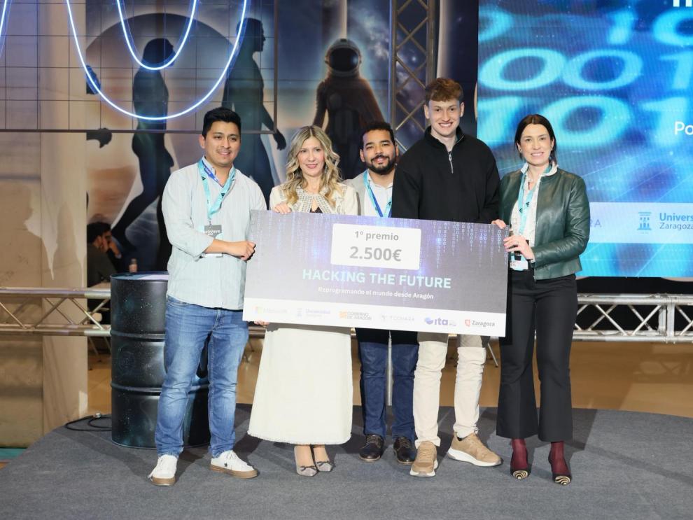 Entrega del primer premio del Hackathon The Wave 2026
