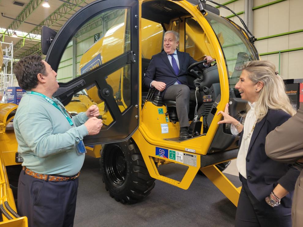 Octavio López se ha detenido en algunos expositores para conocer la maquinaria y los productos que ofrece SMOPYC 2026.