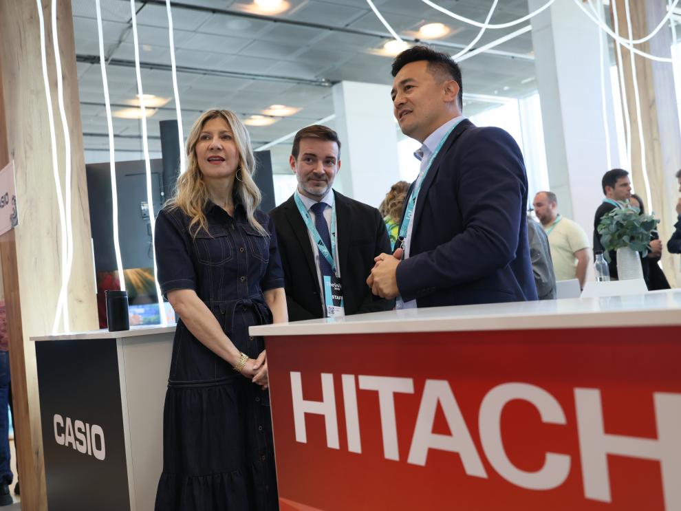 Mar Vaquero y Javier Camo, en el stand de Hitachi