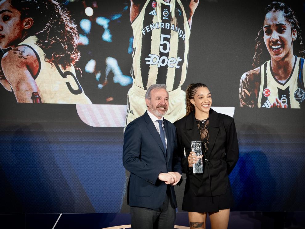Jorge Azcón participa en la ceremonia de entrega de premios de la EuroLeague Women