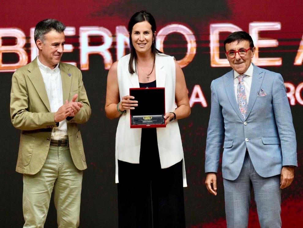 La directora general de Deporte, Cristina García, ha recogido la placa de oro de ADESP.