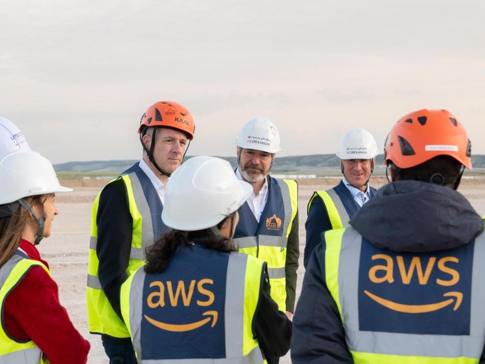 El presidente Azcón y altos directivos de AWS en los terrenos de la ampliación de AWS en Villanueva de Gállego.