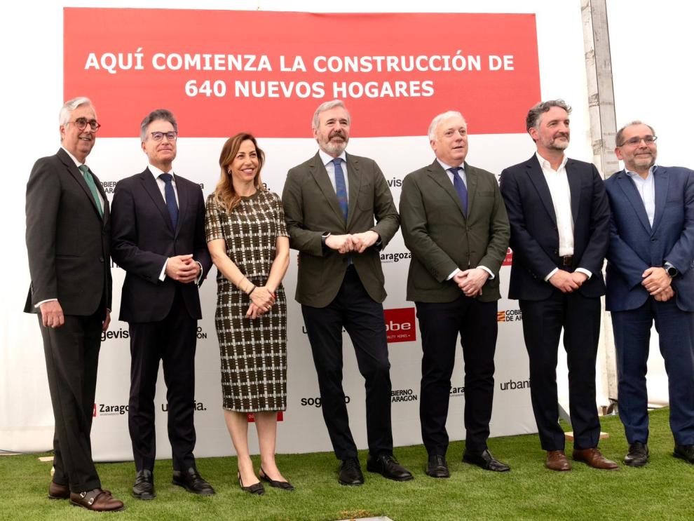 Acto de colocación de la primera piedra de 640 viviendas públicas en Miralbueno y Rosales.