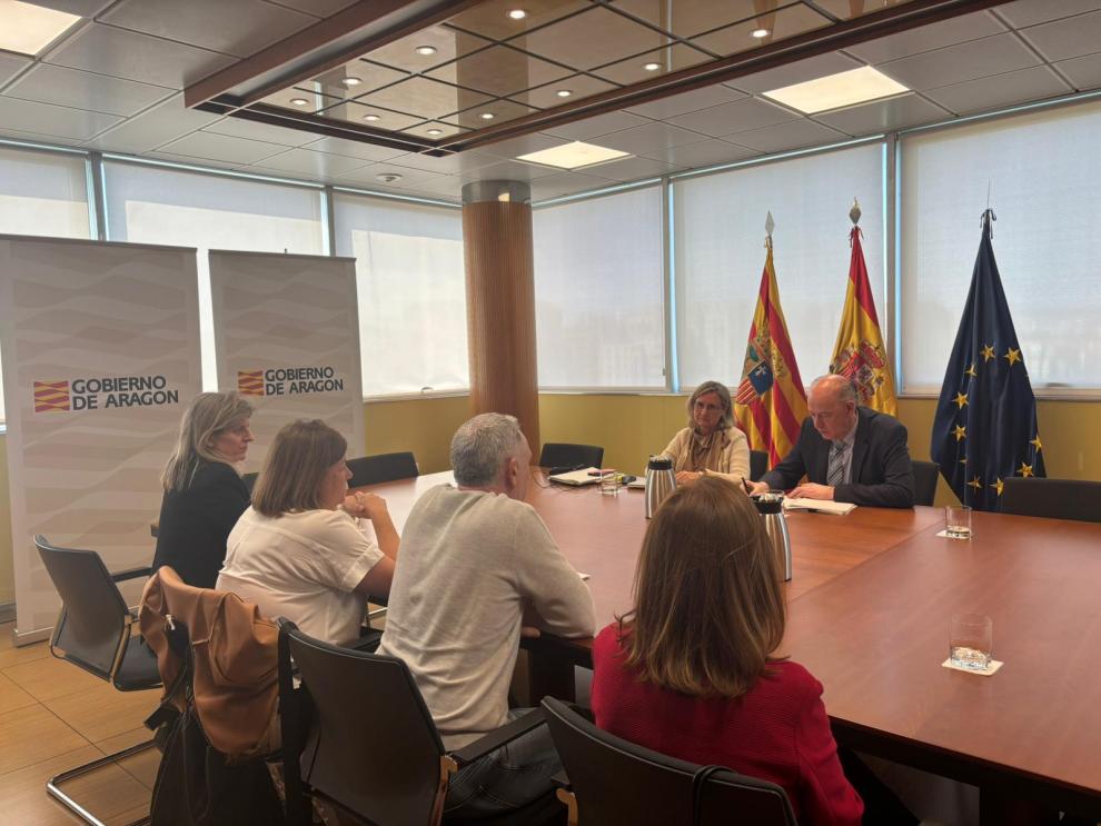 El consejero de Sanidad Ángel Sanz y la gerente del Servicio Aragonés de Salud, Ana Castillo en su reunión, esta mañana, con CSIF