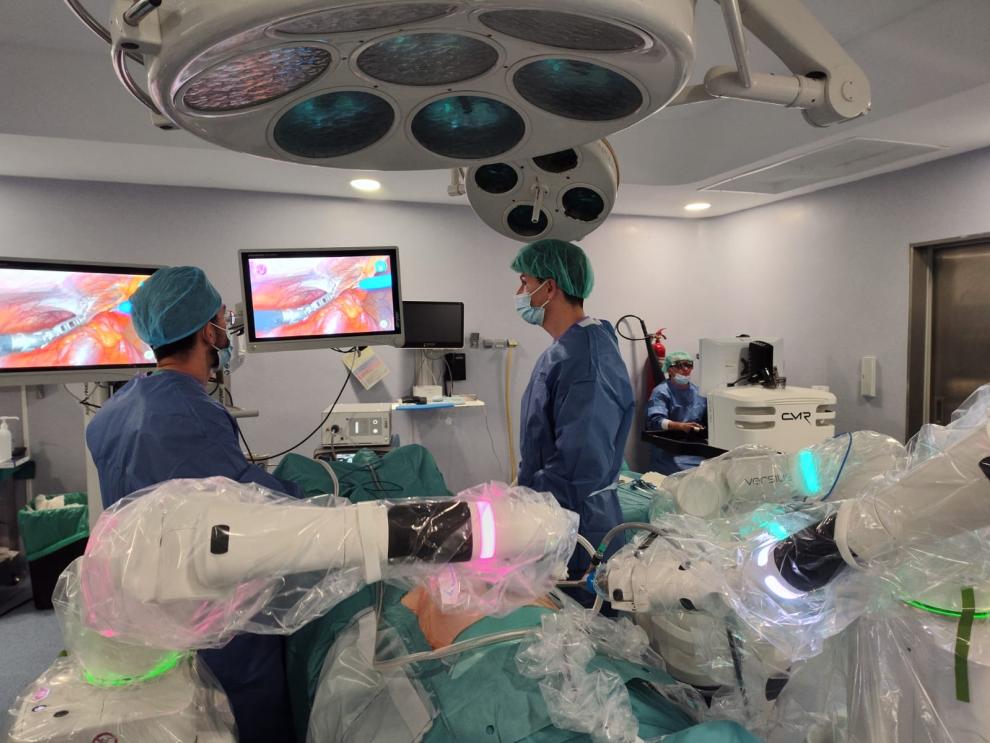 Profesionales del Hospital Universitario Obispo Polanco durante una intervención realizada mediante cirugía robótica.