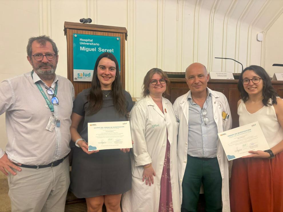 Las premiadas, Ana Pueyo y Alba Flores, con los jefes de Docencia de Primaria, Fran Pablo, y del HUMS, Víctor Solano,  y la presidente de la Comisión de Investigación del Sector II, Silvia Izquierdo