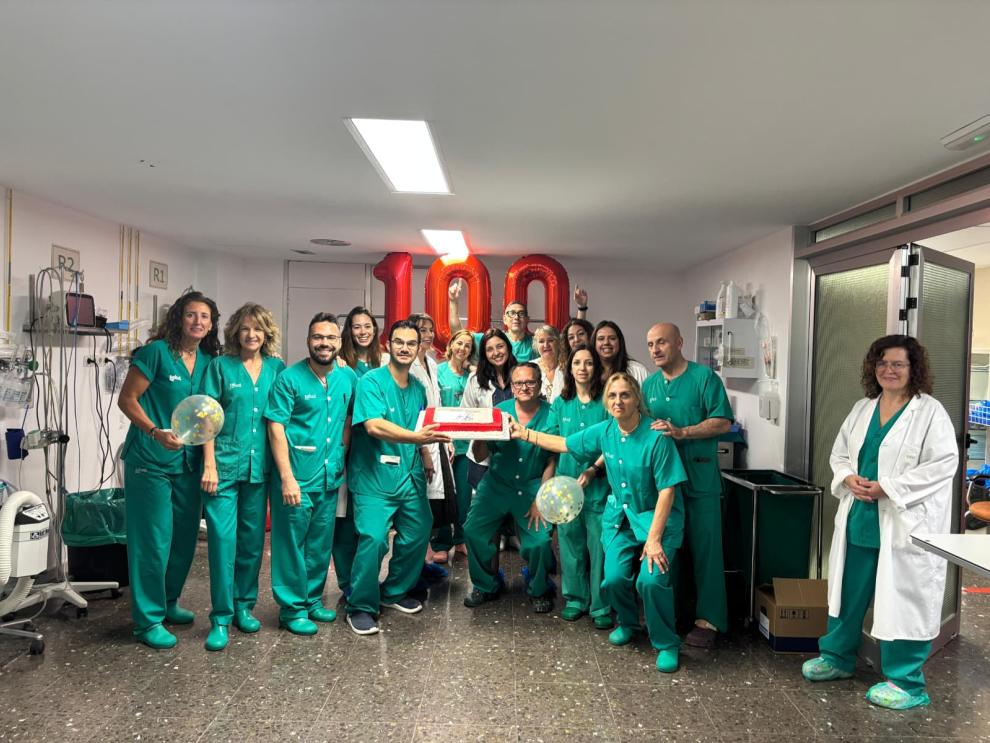 Profesionales del Hospital Universitario Obispo Polanco celebran las 100 primeras cirugías robóticas.