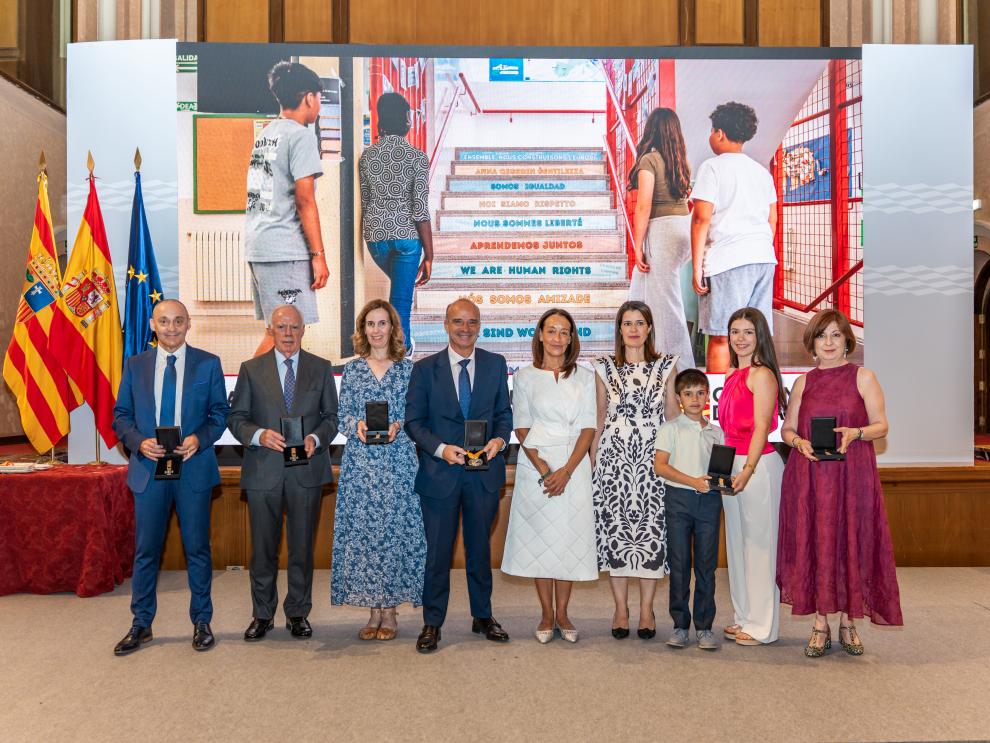 Foto de familia de los galardonados con la Medalla y las Cruces José de Calasanz