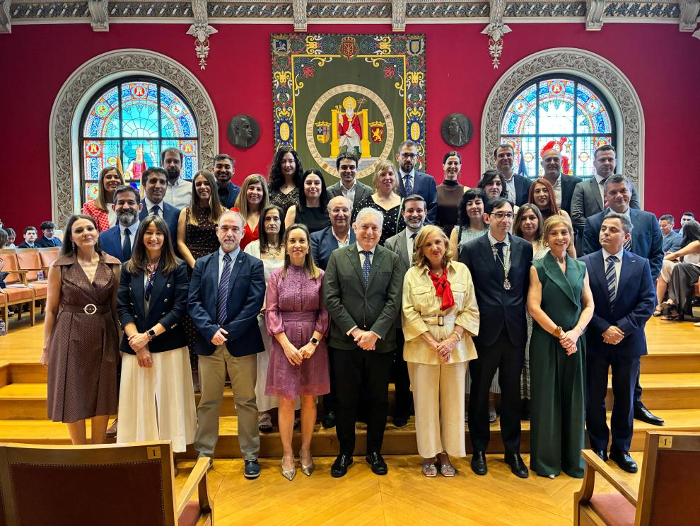 Foto de familia de los graduados con el consejero Octavio López, la rectora de la Universidad de Zaragoza,Rosa Bolea, la directora de Planifiación Logística, Raquel Campos, y los directores de ZLC, Rafael de Miguel e Isabel Nuez.