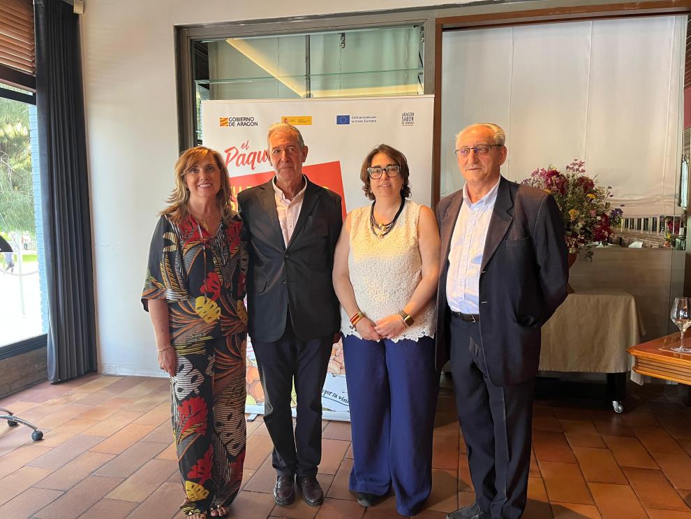 La consejera de Agricultura, Ganadería y Alimentación, Arancha Simón, junto a Juan Carlos Brun, Adolfo Ballestín y Amparo Cuéllar durante la presentación de la Ruta del Paquito de Ternasco de Aragón.
