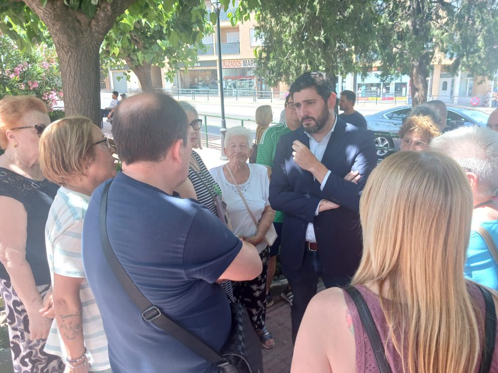Alejandro Nolasco conversa con los vecinos concentrados en Caspe