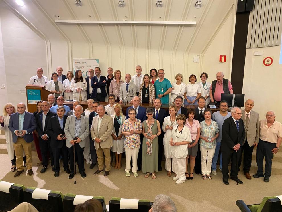 El consejero de Sanidad con los profesionales reconocidos hoy en la celebración del 40 aniversario del primer trasplante renal en el Hospital Universitario Miguel Servet