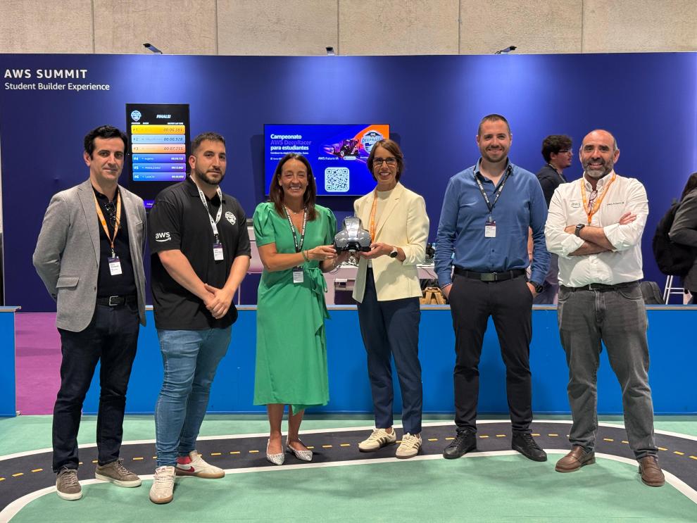 Las consejeras de Educación, Ciencia y Universidades y de Economía, Competitividad y Empleo han visitado varios stands del AWS Summit en Madrid