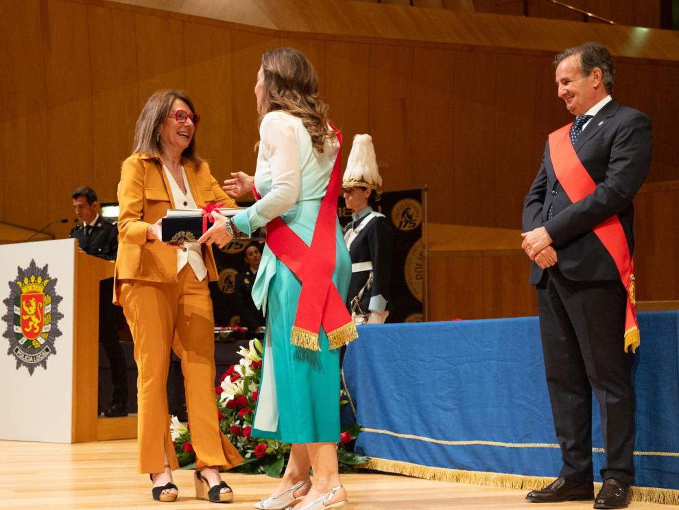 La directora gerente del Banco de Sangre y Tejidos de Aragón recogiendo la distinción de manos de la alcaldesa de Zaragoza, Natalia Chueca